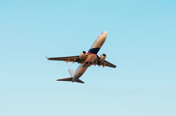 Letadlo letící na obloze slunce — Stock fotografie