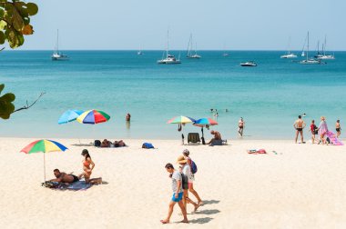 Bazı insanlar beyaz kum plaj sakin ol.