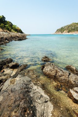 Mavi deniz kaya şekli ile