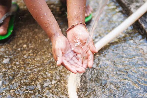 Niño bebiendo agua de un grifo —  Fotos de Stock