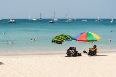 Bazı insanlar plajda sakin ol.