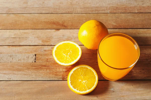 Portakal suyu ve taze turuncu — Stok fotoğraf