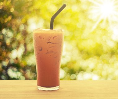 Buzlu süt çay sabah ışık ile ahşap üzerine