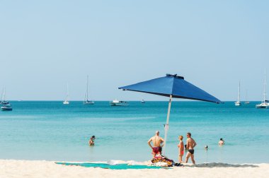 Bazı insanlar plajda sakin ol.