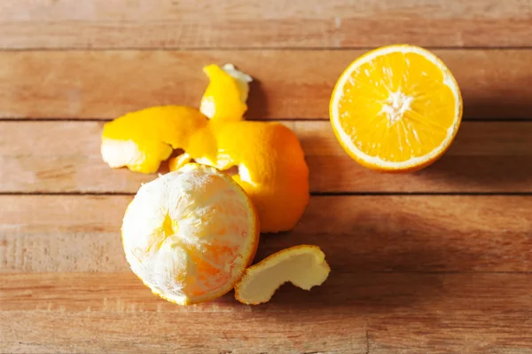Orangenobst und Scheibe auf Holztisch — Stockfoto