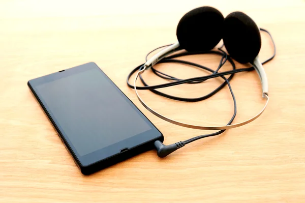 Smart telefon svart skärm med hörlurar — Stockfoto