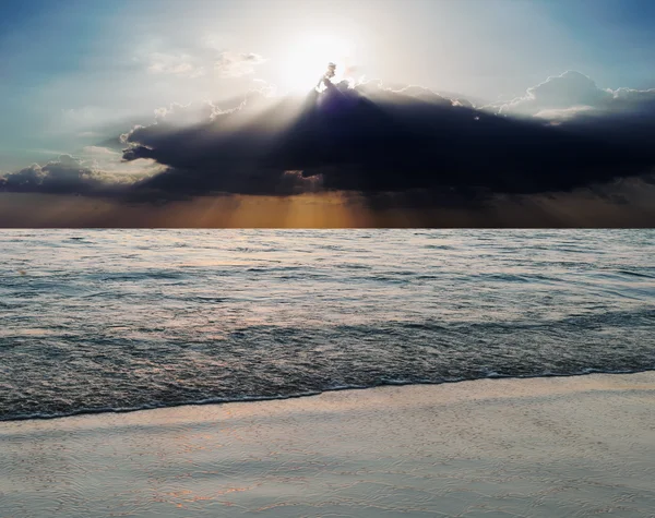 Meer und Strand Sturm mit Sonnenstrahl — Stockfoto