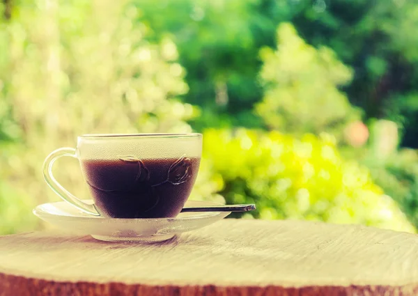 Черный кофе в старом чашке кофе — стоковое фото