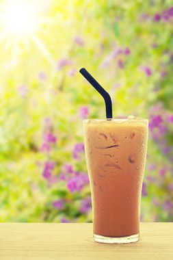 Ahşap masa buz süt çay