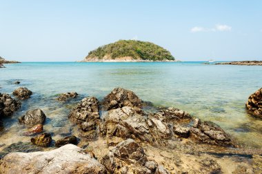 Şeklinde kaya ve mavi gökyüzü mavi deniz