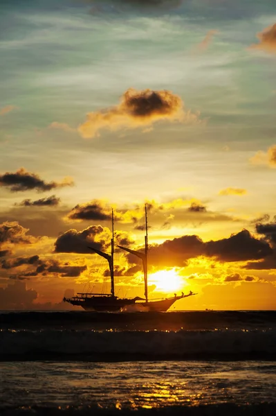 Dramatiska havet och transport båten i färgen på sunset — Stockfoto