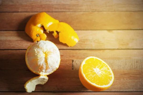 오렌지 과일과 나무 테이블에 슬라이스 — 스톡 사진