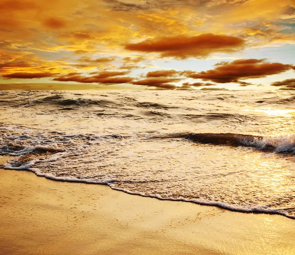 Sonnenuntergang am Strand mit Farbe des Sonnenlichts — Stockfoto