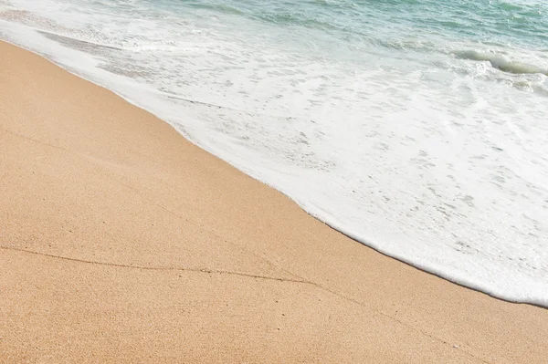 Meerwasser mit Sandstrand — Stockfoto