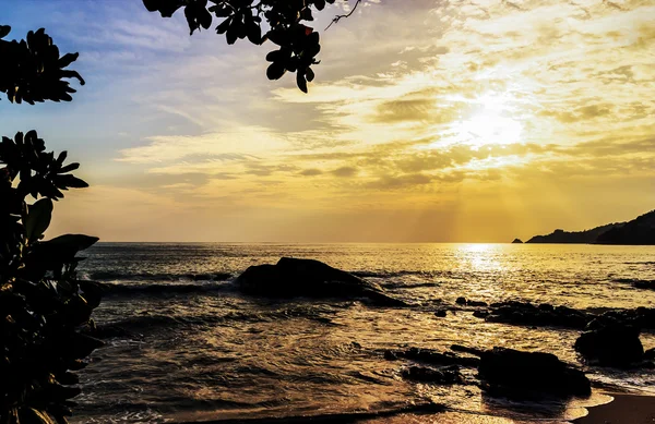 Puesta de sol del paisaje marino con el color de la luz del sol —  Fotos de Stock