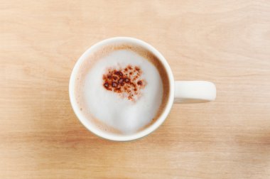 Beyaz bir fincan kahve Cappuccino