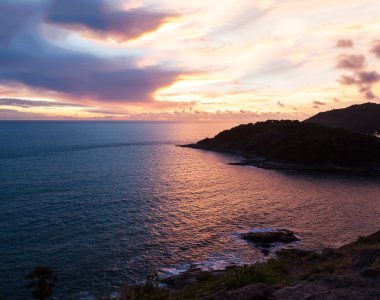 Gökyüzü fırtına ve bulut ile karanlık deniz manzarası