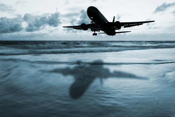 Avión oscuro con paisaje marino borroso —  Fotos de Stock