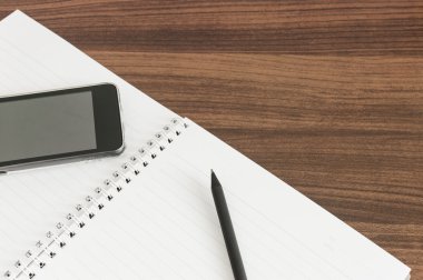 Vintage defter ile cep telefonu ve kalem