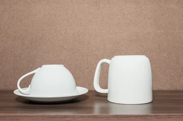 Vit kaffekopp i köksskåp — Stockfoto