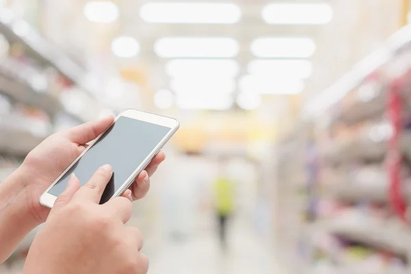 Vissa människor använder smart telefon i köpcentrum — Stockfoto