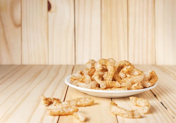 Snack de comida chatarra de corteza de cerdo en plato blanco —  Fotos de Stock