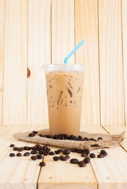 Buzlu kahve süt tatlı içki ile