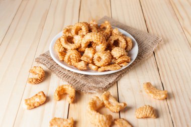 Abur cubur meze beyaz tabak tase kalamar