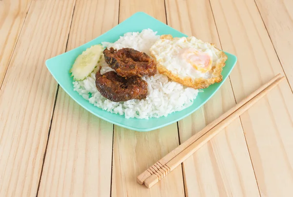 Gebratener würziger Fisch mit Reis und Ei — Stockfoto