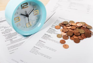 Bill ilaç çalar saat ve para ile