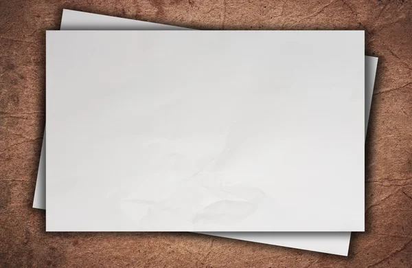 Weißes zerknülltes Papier auf braun — Stockfoto