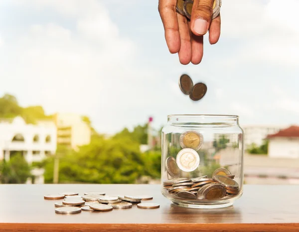 Nahaufnahme von Glasflaschen, die Silbermünzen stapeln — Stockfoto