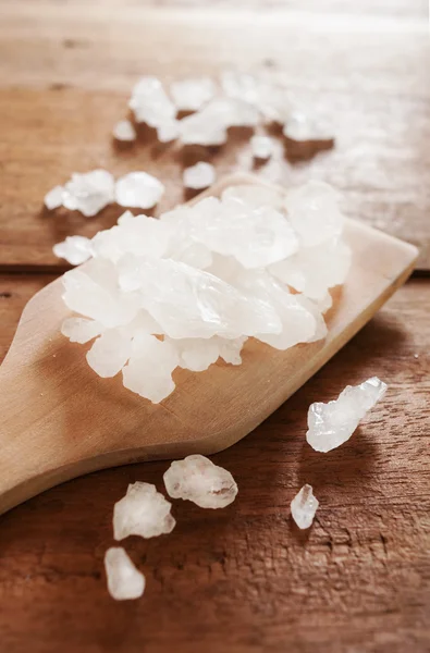 Sal marina blanca sobre cuchara de madera — Foto de Stock