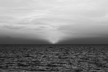 Denizin üzerinde gökyüzü günbatımı