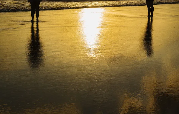 Spiaggia tramonto del mare con alcune persone — Foto Stock