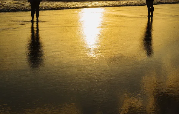 Plage coucher de soleil de la mer avec certaines personnes — Photo