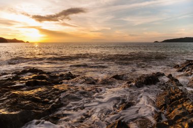 Deniz manzarası günbatımı uzun pozlama tekniği