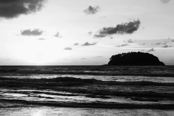 Coucher de soleil Seascape avec lumière du soleil monochrome — Photo