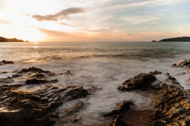 Deniz manzarası günbatımı uzun pozlama tekniği