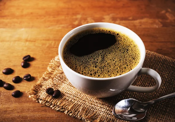 Tazza di caffè con chicco di caffè in tono di natura morta — Foto Stock