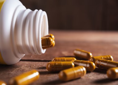 Bir şişe natürmort sesi dışarı dökülmesini ot kapsül