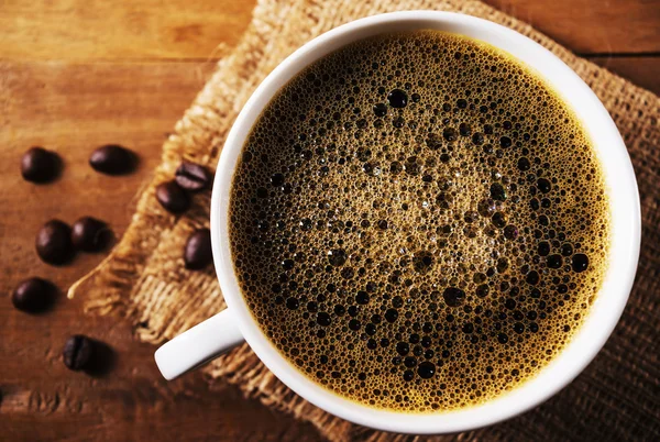 Tazza di caffè da primo piano con chicco di caffè in tono still life — Foto Stock