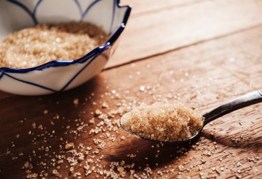 Bir paslanmaz kaşık natürmort tonda şeker