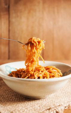 Kırsal erişte ve eski bir kase natürmort sesi