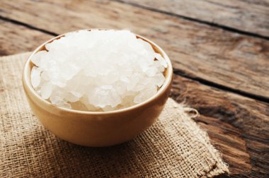 Beyaz deniz tuzu durgun yaşam tarzı kahverengi kase