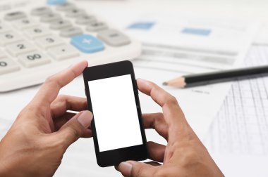 Adam akıllı telefon beyaz ekran kullanarak eller