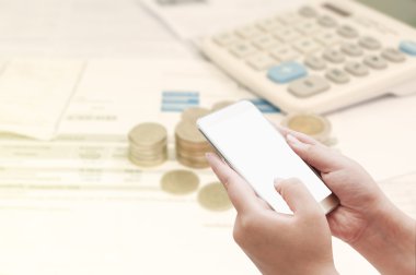 Kadınların elleri akıllı telefon beyaz ekran kullanma