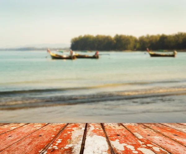 Suelo de madera en el mar azul en la luz de la mañana — Foto de Stock