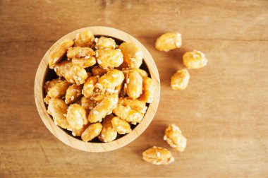 Susam ve karamel ile somun