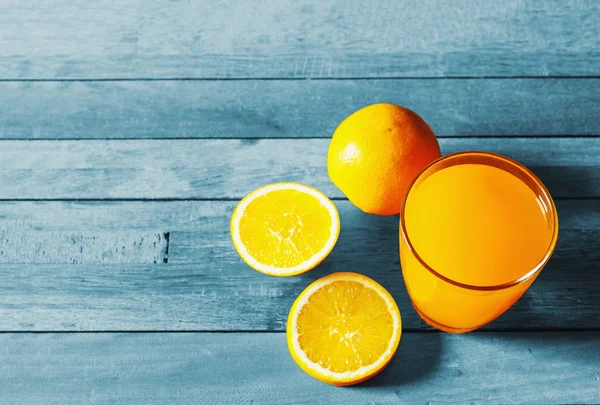 Orangensaft und frisches Orangen-Stillleben — Stockfoto